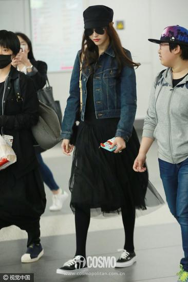 如果你不知道怎么穿出亮点，就用纯黑色look，外搭牛仔外套