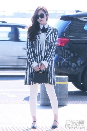 郑秀妍穿条纹衫街拍