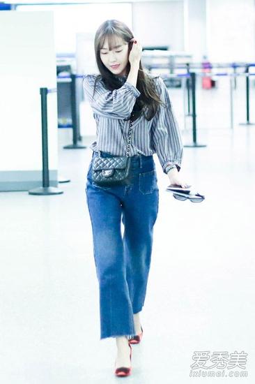 郑秀妍穿条纹衬衫街拍