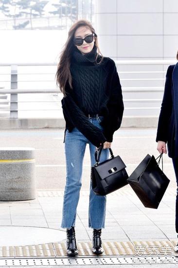郑秀妍黑色毛衣配牛仔裤街拍