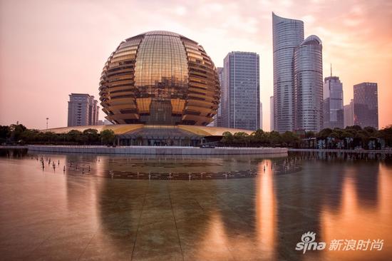杭州洲际酒店独具匠心地采用了美轮美奂的金色圆球设计
