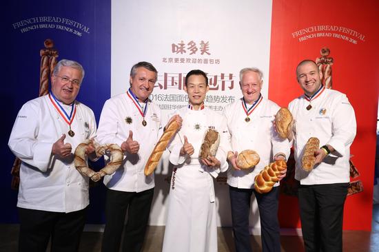 法国驻华使馆授予味多美“法式精英面包坊”的荣誉称号，肯定其多年来专注于创新、推广正宗法式面包的努力。