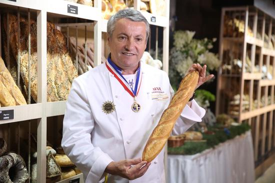 面包节上，味多美与知名MOF大师、世界杯面包大赛创办人Christian VABRET先生正式签约，成为其全球研发总监。