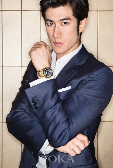 李治廷佩戴爱彼全新皇家橡树系列计时码表黄金款，完全没有暴发户的气质吧？