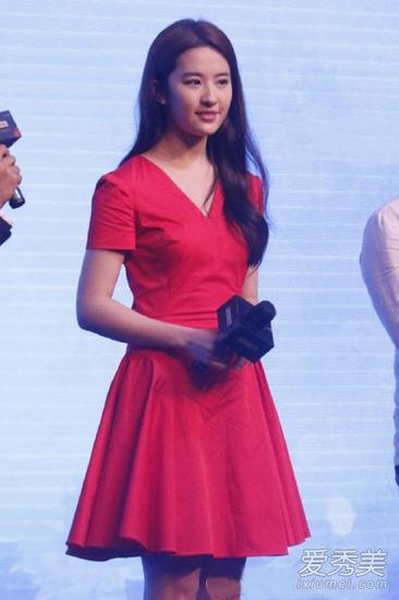 刘亦菲穿红色裙装亮相