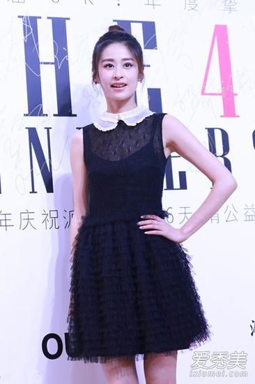 颖儿身穿Red Valentino 2016早春度假系列连身裙