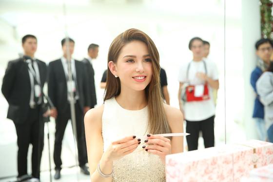 昆凌快乐试香