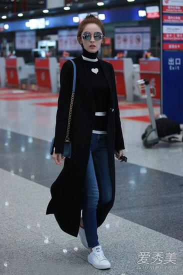 古力娜扎休闲范机场街拍