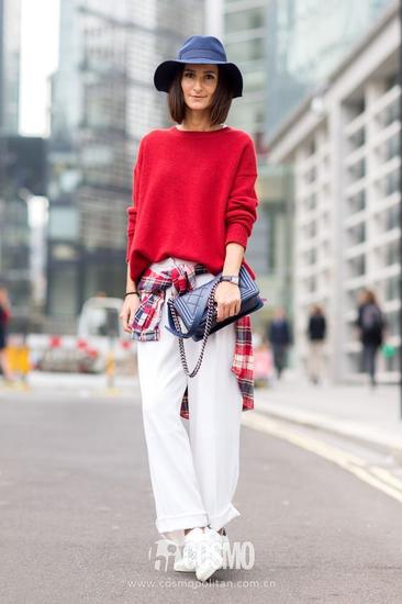 红色毛衣搭配白色阔腿裤