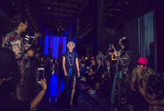 行为艺术家胡社光母亲