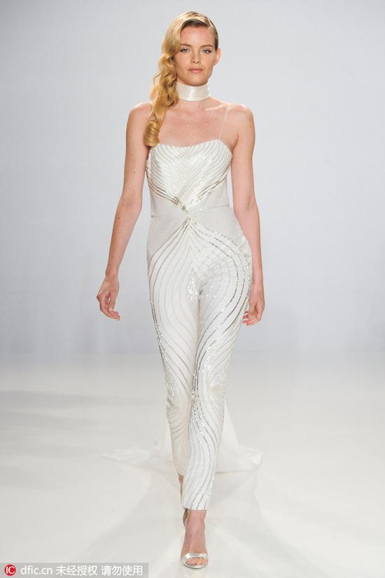 2017纽约春夏婚纱周上Christian Siriano For Kleinfeld的T台就看得到连身裤灵感的“婚纱”。