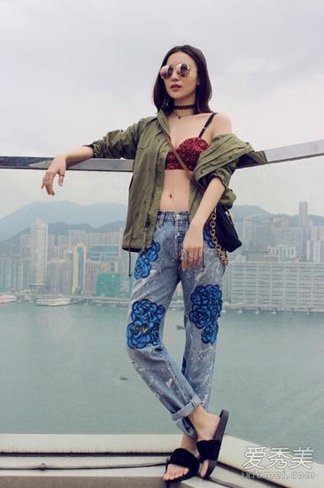 宋佳穿亮片胸衣秀喷鼻肩美胸