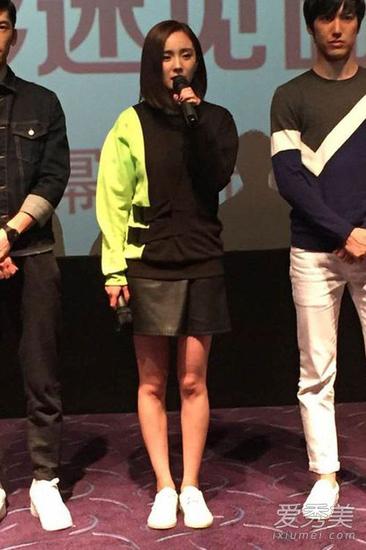 杨幂扮嫩有绝招 短裙+球鞋穿出少女活力|针织衫