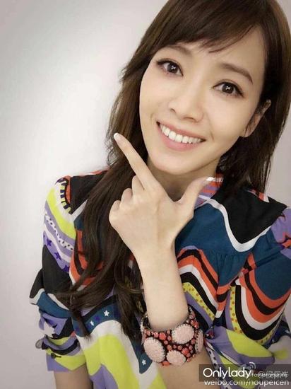 先来看看美女主播的表现，8字明显不能hold小脸。