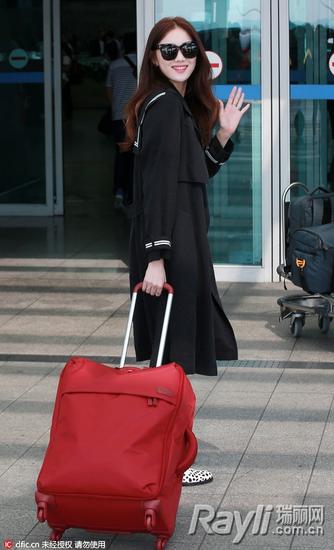 韩国女星 李圣经 手握Lipault红色拉杆箱现身韩国首尔仁川机场