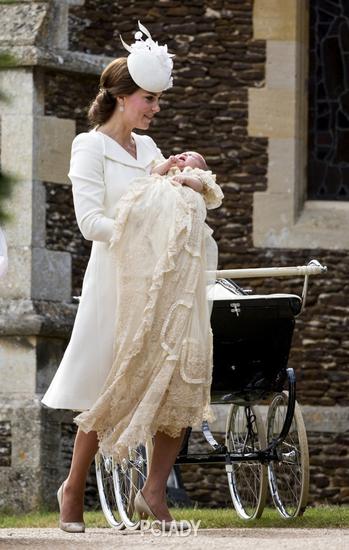 小公主夏洛特洗礼时凯特王妃穿过