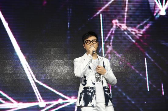 王铮亮现场演唱《越走越远的旅客》