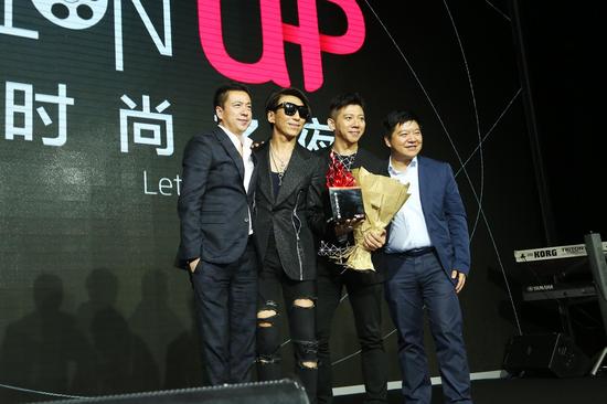 　　向上影业创始合伙人、资深投资人、乐博资本创始合伙人杨宁和向上影业创始股东、华谊兄弟传媒股份有限公司副董事长、CEO王中磊为羽泉颁发2016“向上时尚之夜”向上音乐风云人物奖