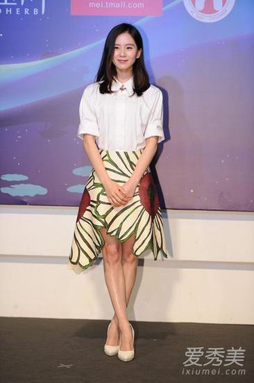 简约的白衬衫，是女性们衣柜内必收款，简单中不一样的剪裁更能打造出自己穿衣品味的高质感。