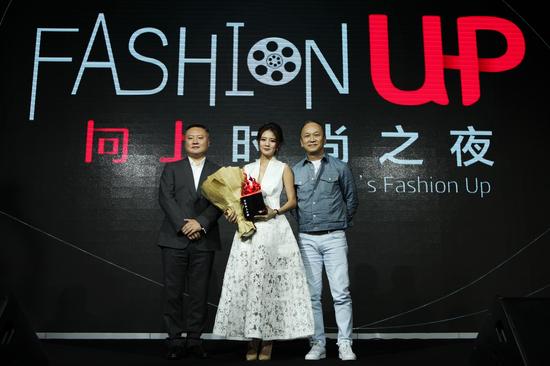 　　著名导演、编剧、制片人滕华涛和香港电影导演陈德森为安以轩颁发2016“向上时尚之夜”百变向上女神奖