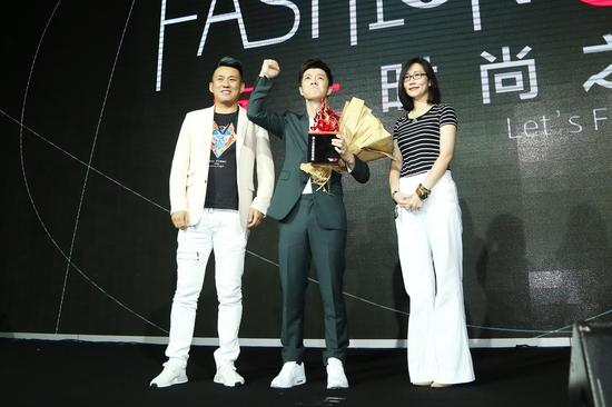 　　著名青年导演赵小欧和爱奇艺自制剧开发中心总经理戴莹为王栎鑫颁发2016“向上时尚之夜”向上全能演技突破奖