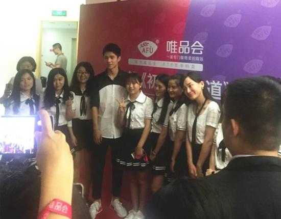 国民初恋刘昊然空降唯品会总部与粉丝上演