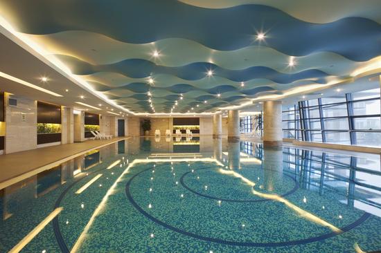 毗邻机场，便捷舒适的北京临空皇冠假日酒店室内恒温泳池