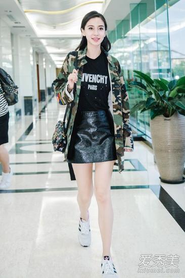 baby穿迷彩配短裙亮相