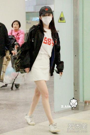 杨幂穿帅气的夹克机场街拍