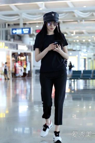 张天爱全黑造型街拍