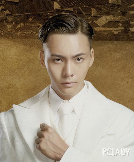 向后梳头发时要将发梳轻轻往前带一点