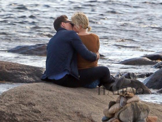 汤姆·希德勒斯顿(tom hiddleston 和泰勒·史薇芙特(taylor swift