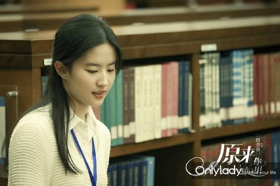 换上了工服，颜值丝毫不减当年，肌肤就是可以捏出水来。