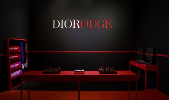 全新Dior迪奥烈艳蓝金唇膏系列产品展示区域