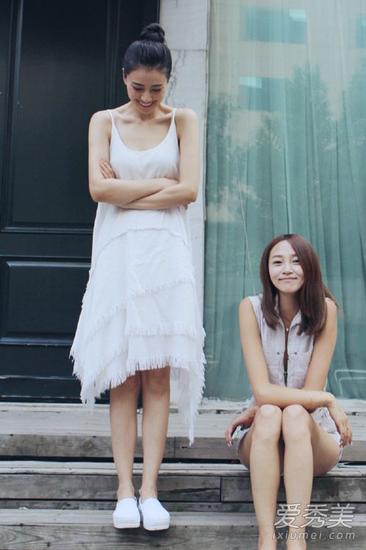 高圆圆与闺蜜同穿白裙