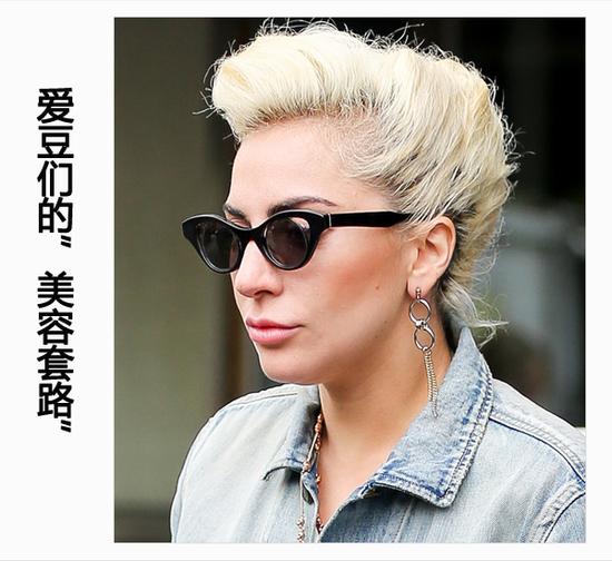 Lady Gaga：透明胶带卸妆