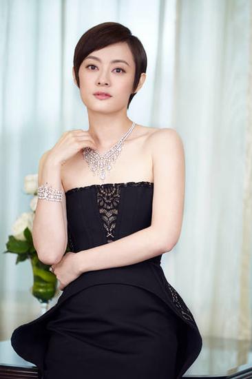 著名演员孙俪小姐佩戴
卡地亚Hymen系列钻石项链,
展现成熟妩媚且高贵自信的女神魅力