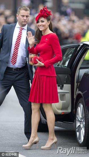 英女王伊丽莎白身穿红色百褶裙套装