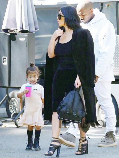 Kim Kardashian和Kanye West带着女儿North外出
