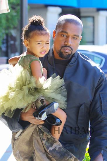Kanye West带着女儿North West去上芭蕾课