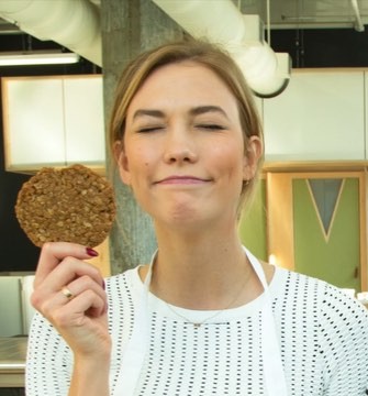 KK自己的健康饼干品牌Karlie’s Kookies