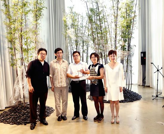 斑马谷的联合股东萧大忠先生和施天音女士与北岛一起向冰心奖儿童图书馆与北京市蒲公英农民工子弟学校捐赠书籍1000册