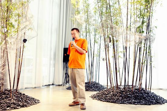 著名编剧顾晓阳一本正经地讲起早年间北岛的很多段子,令现场所有人忍俊不禁。