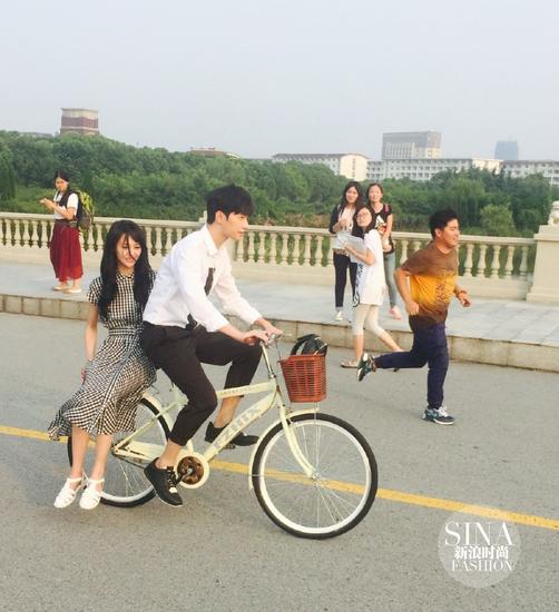 郑爽穿格纹连衣裙甜美又清爽