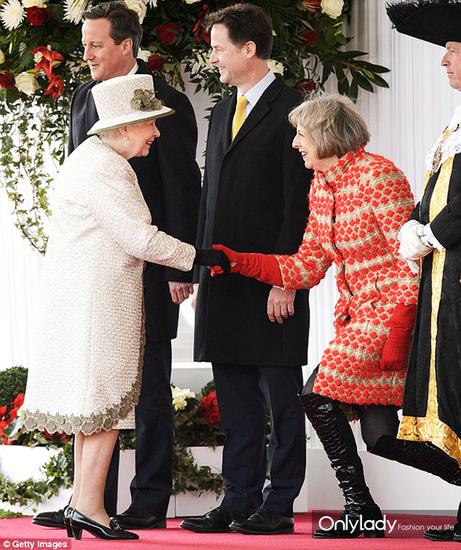2015年在和其它要人会见英女王的时候，特雷莎穿了一双压蟒蛇纹的过膝靴