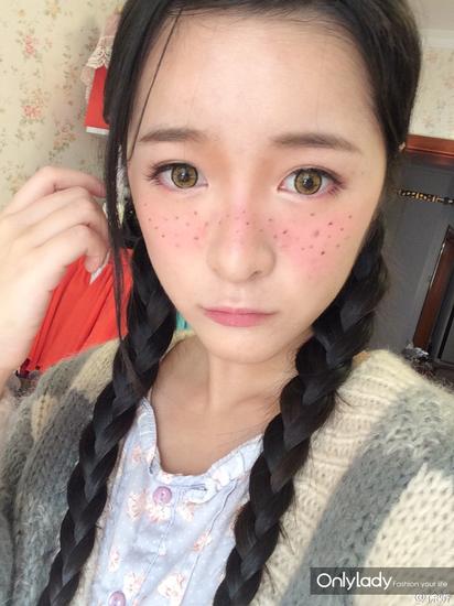 徐娇在玩cosplay的时候,眼妆会格外突出