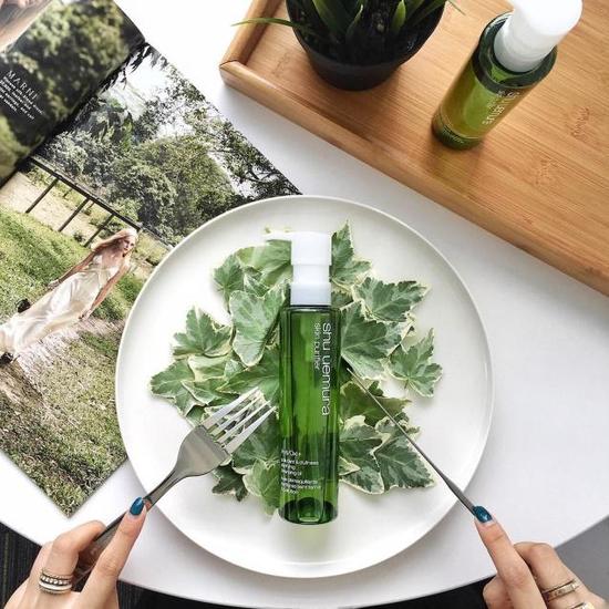 黄轩爱自然 更爱植村秀绿茶新肌洁颜油