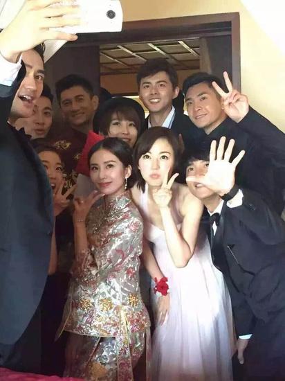 刘诗诗吴奇隆婚礼,众人拿美图手机自拍