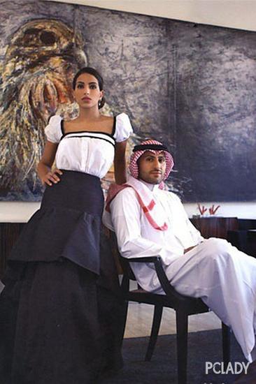 和丈夫纳塞尔-阿卜杜拉兹王子的合照也是没有头纱，一派优雅大方