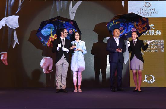 星梦公馆管家向星梦邮轮北京路演活动宾客展示二十四小時管家服务。